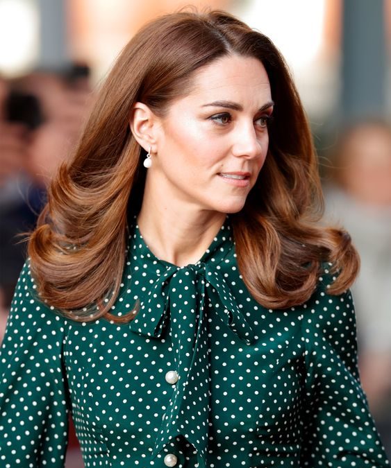 “Cabelo iluminado” Duquesa Kate Middleton estréia look