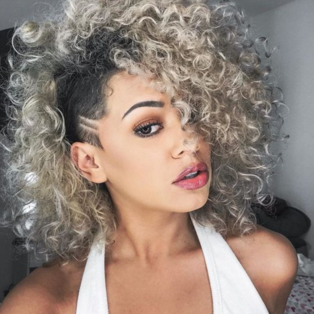 cabelo loiro cacheado